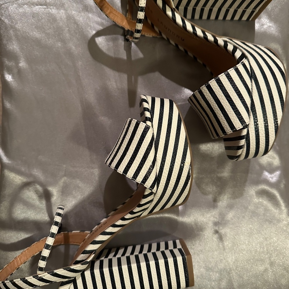 Chinese Laundry Platform Sandals - Picture 3 of 4